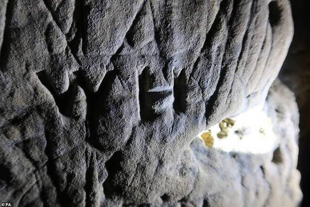 英国诺丁汉郡克雷斯韦尔悬崖6万年洞穴壁画现数百涂鸦 古人驱邪的“女巫记号”