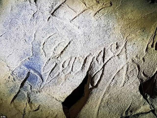 英国诺丁汉郡克雷斯韦尔悬崖6万年洞穴壁画现数百涂鸦 古人驱邪的“女巫记号”