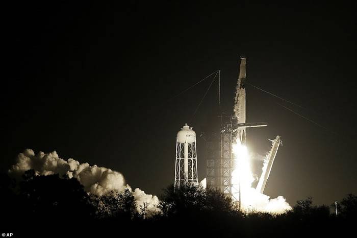 SpaceX在YouTube上对载有龙飞船的猎鹰9号运载火箭的发射进行了直播