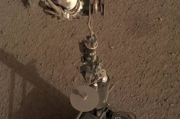 美国航天局洞察号火星探测器在火星表面钻探4小时后已深入地表18至50厘米