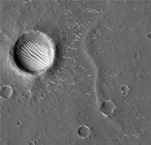 天问一号拍的高清火星照