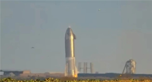 SpaceX星舰从万米高空飘落软着陆稳稳站住