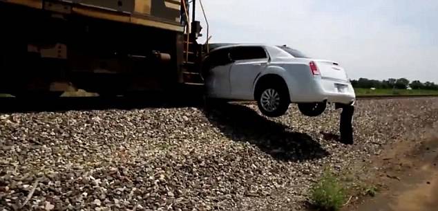 美国印第安纳州一万吨火车猛撞加长豪华房车