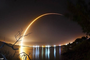 SpaceX猎鹰9号火箭搭载着以色列首个无人自动登陆器“创世纪号”准备登陆月球