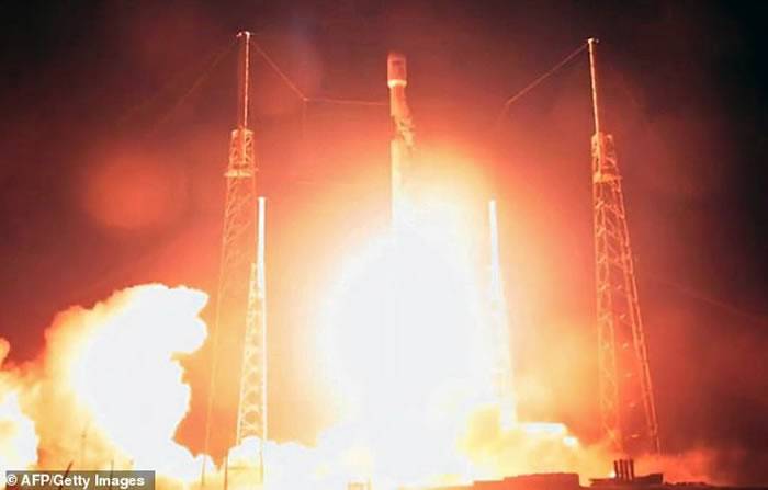 SpaceX猎鹰9号火箭搭载着以色列首个无人自动登陆器“创世纪号”准备登陆月球