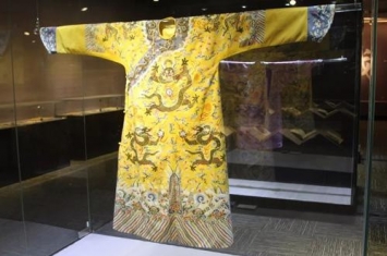 古代帝王穿的龙袍是什么颜色