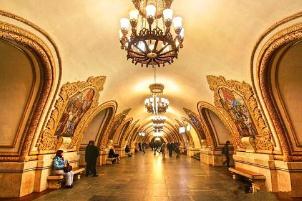 世界上最美的地铁，莫斯科地铁如同富丽堂皇宫殿一般