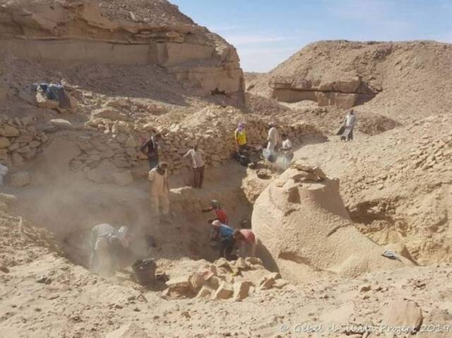 埃及阿斯旺附近的格贝尔山古矿场发现五米高的狮身羊面像