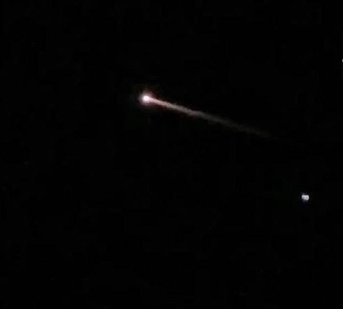 美国佛罗里达州夜空出现橙色火球不明飞行物体 惹外星人UFO入侵疑云
