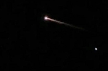 美国佛罗里达州夜空出现橙色火球不明飞行物体 惹外星人UFO入侵疑云