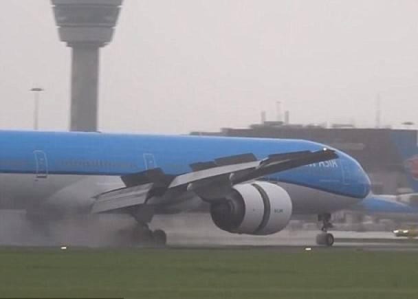 荷兰皇家航空波音777客机风暴中降落阿姆斯特丹时出现惊险一幕