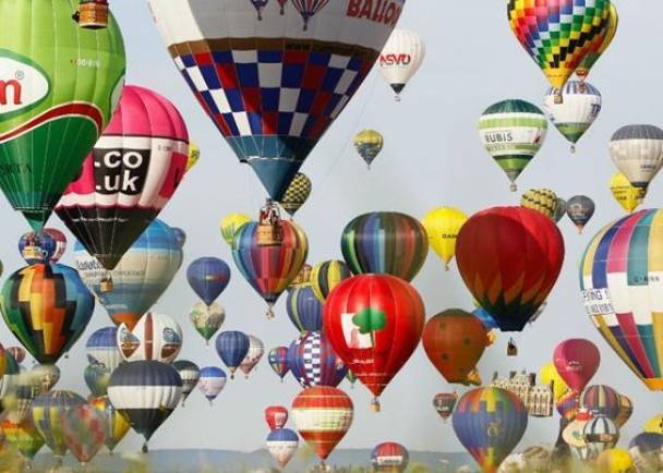法国433个七彩热气球齐升空破世界纪录