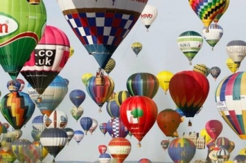 法国433个七彩热气球齐升空破世界纪录