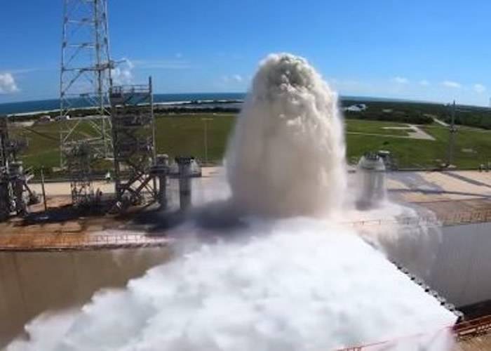 NASA在马歇尔太空飞行中心测试“太空发射系统”运载火箭的主燃料缸压力