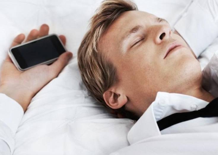 调查发现六成受访者睡觉时也会手握手机 关系亲密胜伴侣