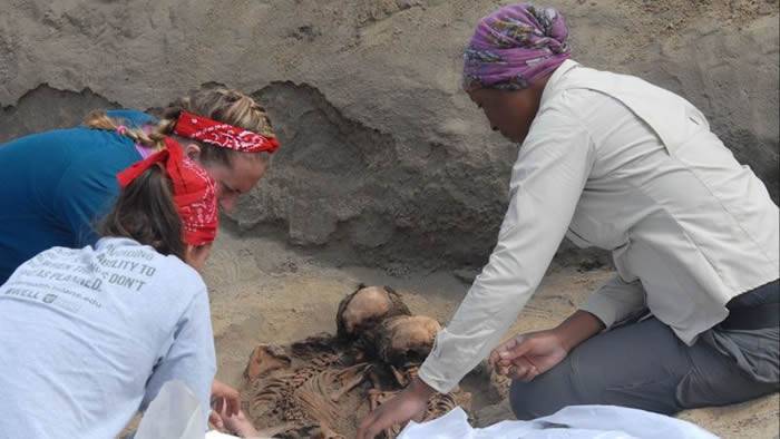 美洲最大儿童献祭遗址：秘鲁发现古代奇穆王国大规模献祭遗址 包括137具儿童骸骨