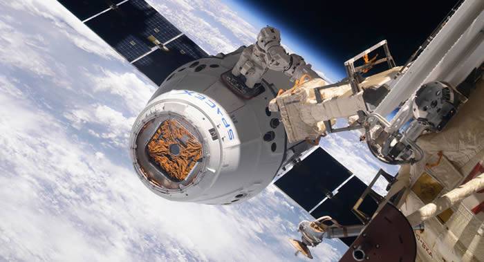美国太空探索公司“龙”号货运飞船完成第四次国际空间站补给任务降落太平洋