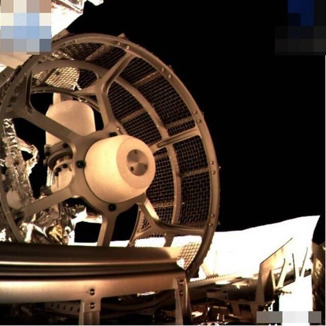 中国“玉兔二号”月球车与探测器“嫦娥四号”着陆器顺利分离驶上月球背面地面
