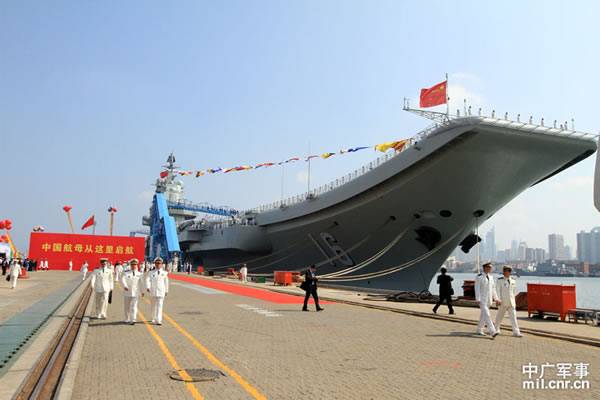中国第一艘航母“辽宁”舰