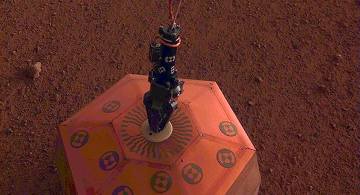 洞察号着陆器在火星表面安装地震仪