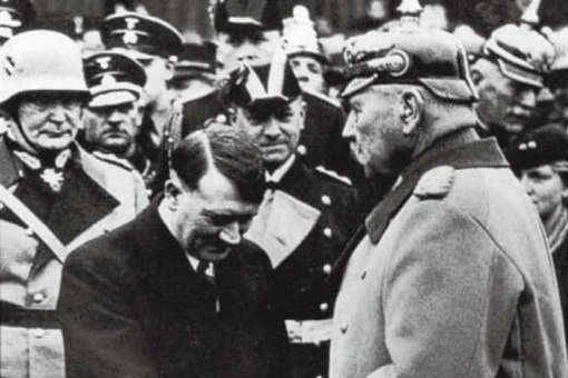 希特勒最害怕的人是谁?握个手连头都不敢抬
