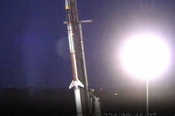 美国大学生制火箭 升空15万米后降落