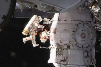 联盟号将返航 俄罗斯太空人冒险出舱8小时补破洞