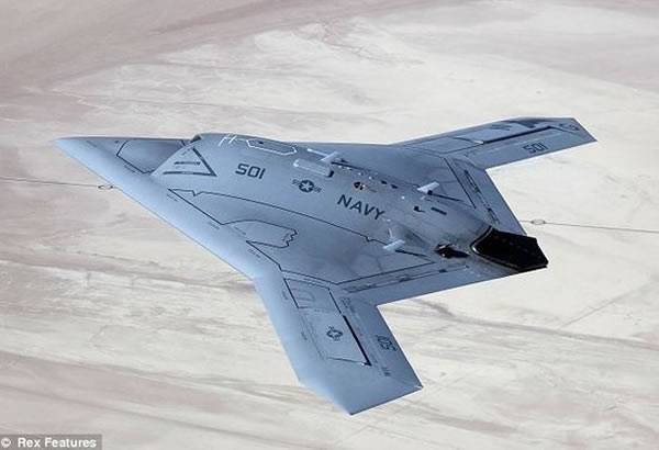世界上第一型无人驾驶的隐形战机X-47B