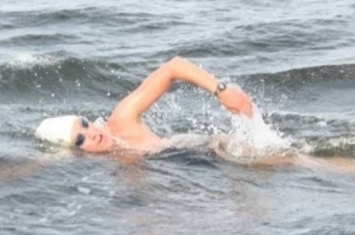 由加州游到三藩市 新西兰女泳手无惧鲨鱼完成创举