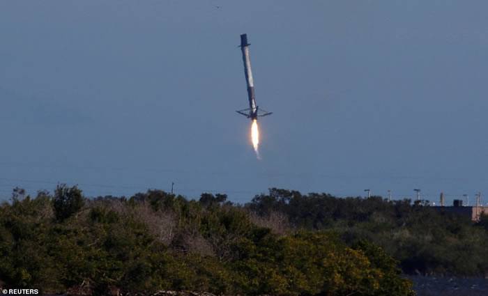 美国SpaceX“猎鹰九号”火箭完成太空任务 返回地球时着陆失败坠海