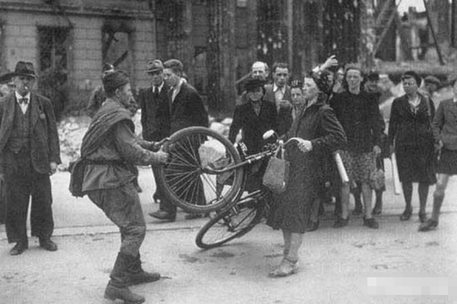 柏林陷落后,盟军与苏军是如何对待德国平民的?