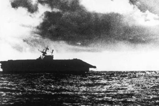 二战期间最抗揍的美军航母是哪一艘?挨12鱼雷5炸弹400炮弹都不沉