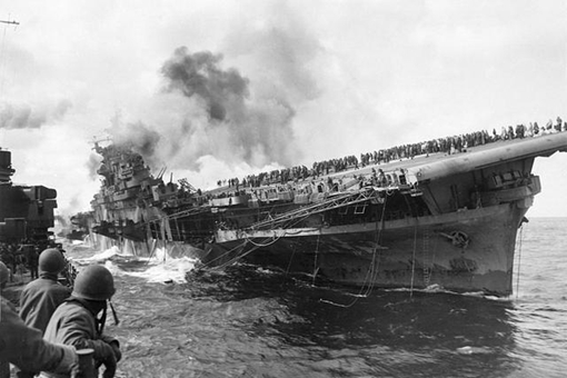二战期间最抗揍的美军航母是哪一艘?挨12鱼雷5炸弹400炮弹都不沉