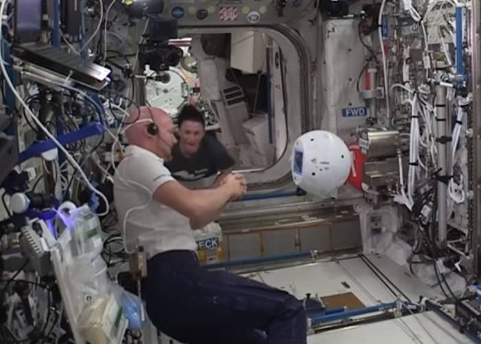 国际空间站“漂浮大脑”球形人工智能机器人CIMON拒绝宇航员停止播歌要求