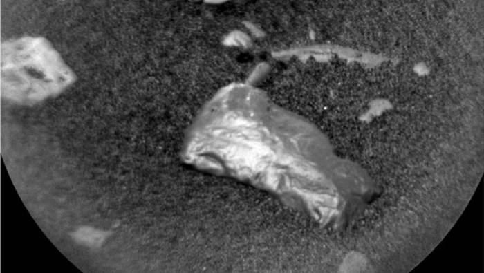 “好奇”号在火星表面发现不同寻常的闪闪发光物体“小科伦赛岛”