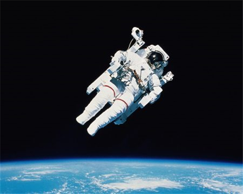 宇航员在太空行走时彻底脱离了飞船会怎么样