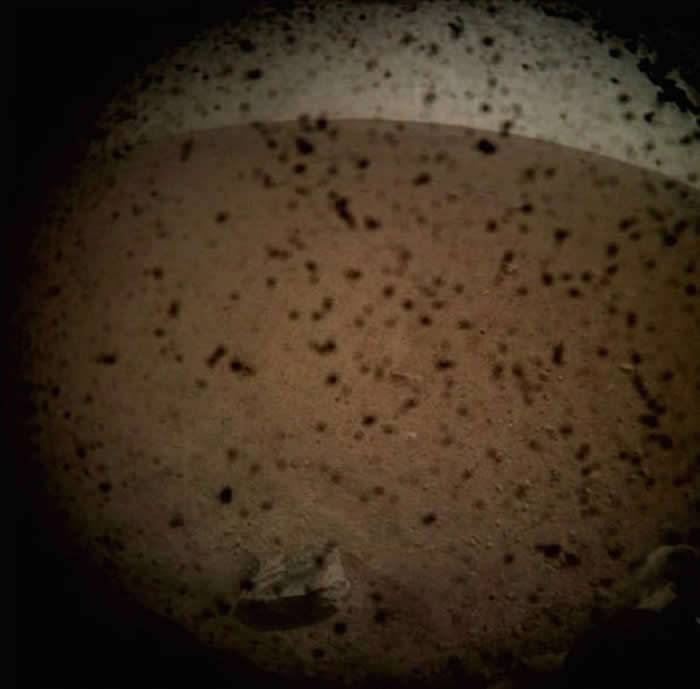 NASA“洞察号”探测器成功登陆火星埃律西昂山地 向地球发回第一张照片