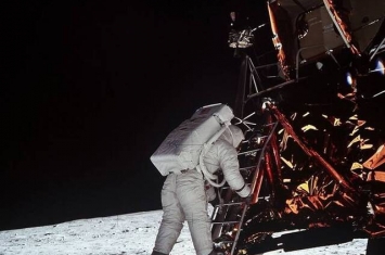 俄罗斯航天集团总裁德米特里·罗格津提出要核实一下美国人是否到过月球