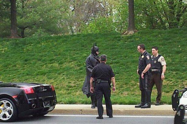 美“蝙蝠侠”被自己的蝙蝠车撞死
