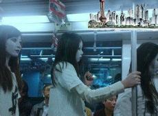 上海地铁女僵尸出没真相，女大学生眼角沾血吓坏路人（实为恶搞）