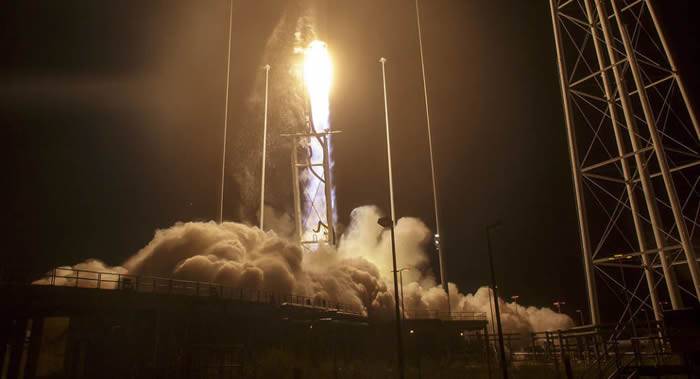 “安塔瑞斯”号运载火箭携带“天鹅座”货运飞船发射升空飞向国际空间站