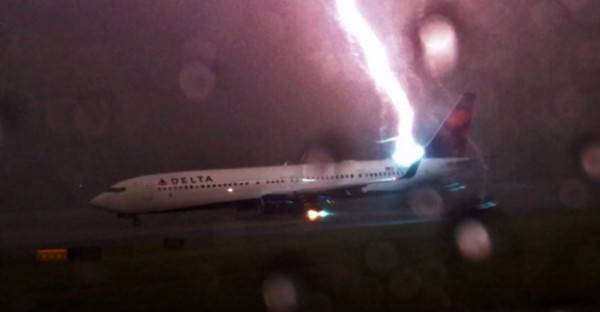 美国网友拍到闪电击中亚特兰大国际机场停机坪等待起飞的波音737飞机画面
