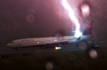 美国网友拍到闪电击中亚特兰大国际机场停机坪等待起飞的波音737飞机画面