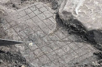 英国考古学家在古罗马堡垒遗址发现罗马军团棋盘游戏