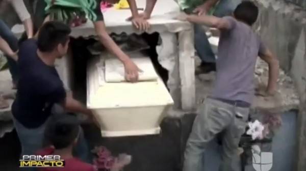 洪都拉斯16岁少女下葬后拍棺尖叫
