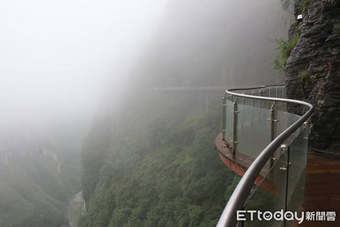 湖南省吉首市西部的德夯大峡谷白雾环绕 矮寨大桥直入云中