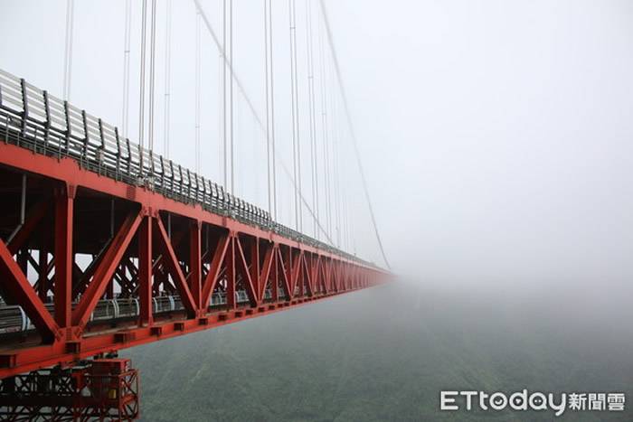 湖南省吉首市西部的德夯大峡谷白雾环绕 矮寨大桥直入云中