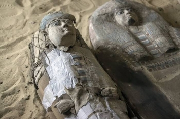 埃及吉萨平原发现逾4500年墓穴 埋葬古代两大人物
