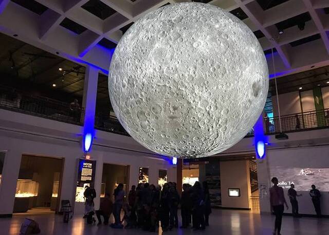 为纪念阿波罗11号成功登月50年 美国德州休斯敦自然科学博物馆展出巨型月球