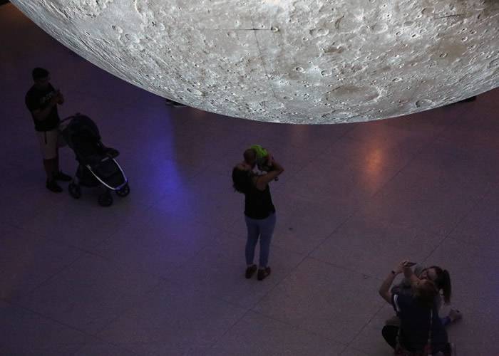 为纪念阿波罗11号成功登月50年 美国德州休斯敦自然科学博物馆展出巨型月球